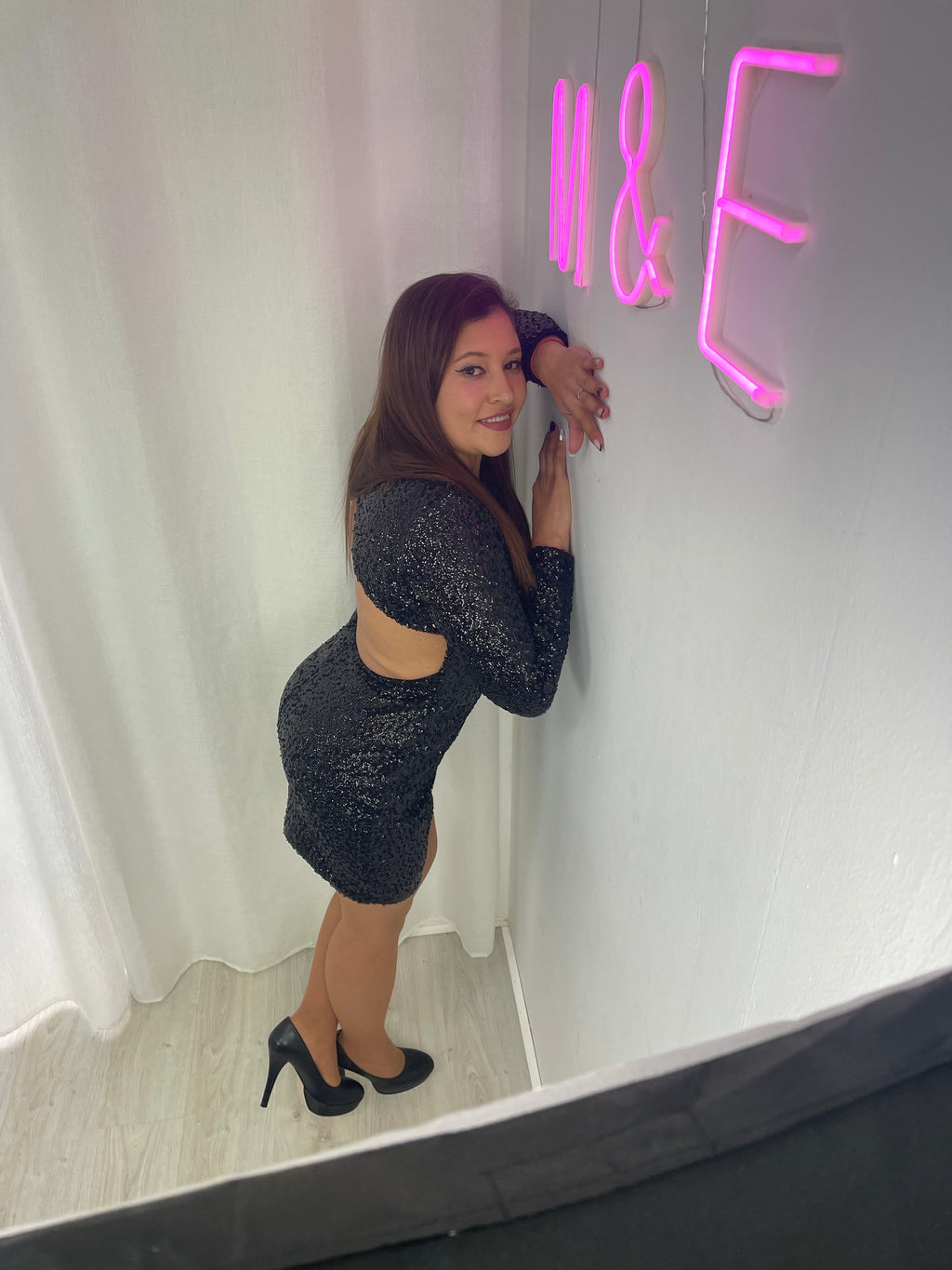 Vestido mini negro de lentejuelas con espalda abierta para mujer