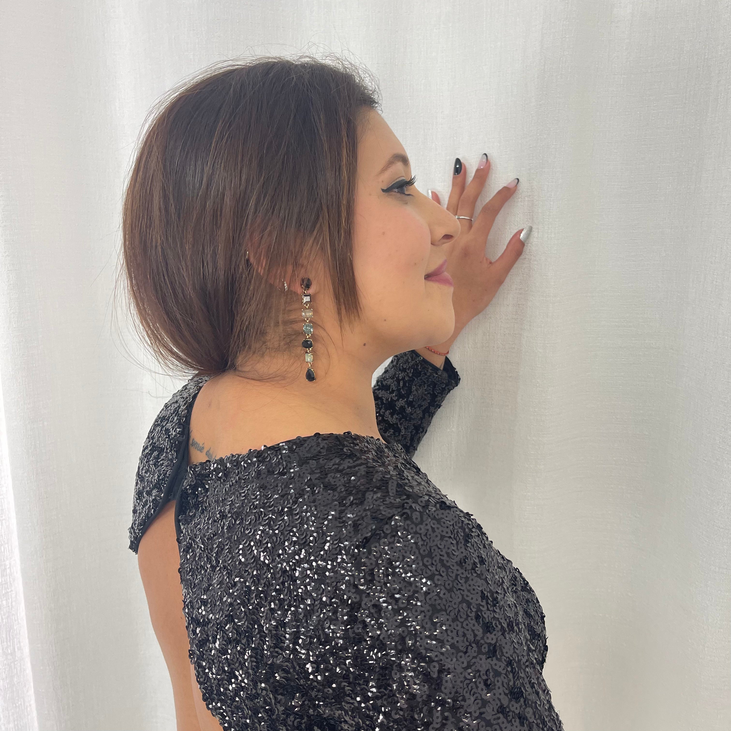 Vestido mini negro de lentejuelas con espalda abierta para mujer