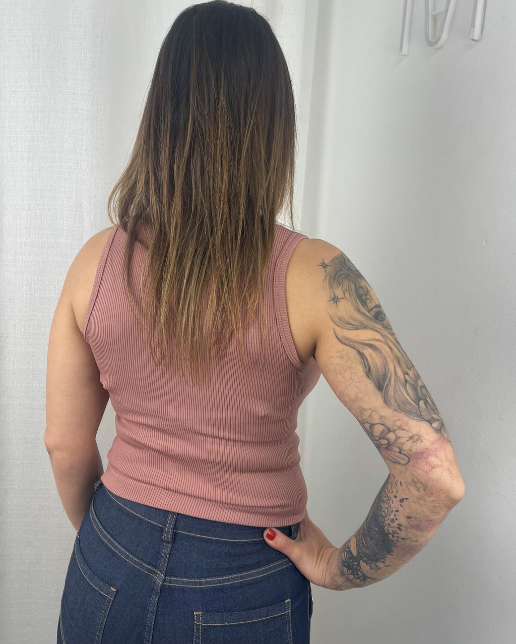 Top canalé mujer sin mangas cuello redondo, ajustado y cómodo, estilo básico versátil para looks casuales o elegantes