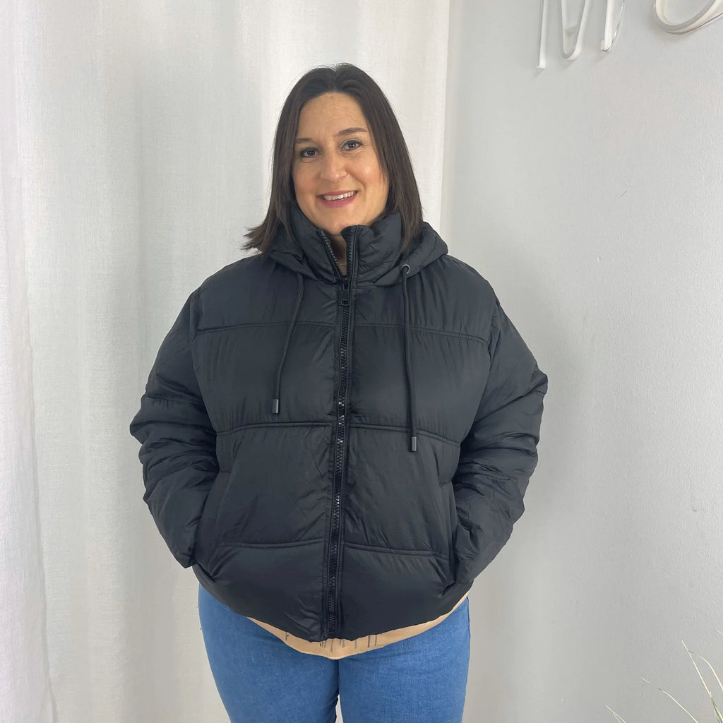 Chaqueta acolchada negra con capucha