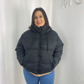 Chaqueta acolchada negra con capucha