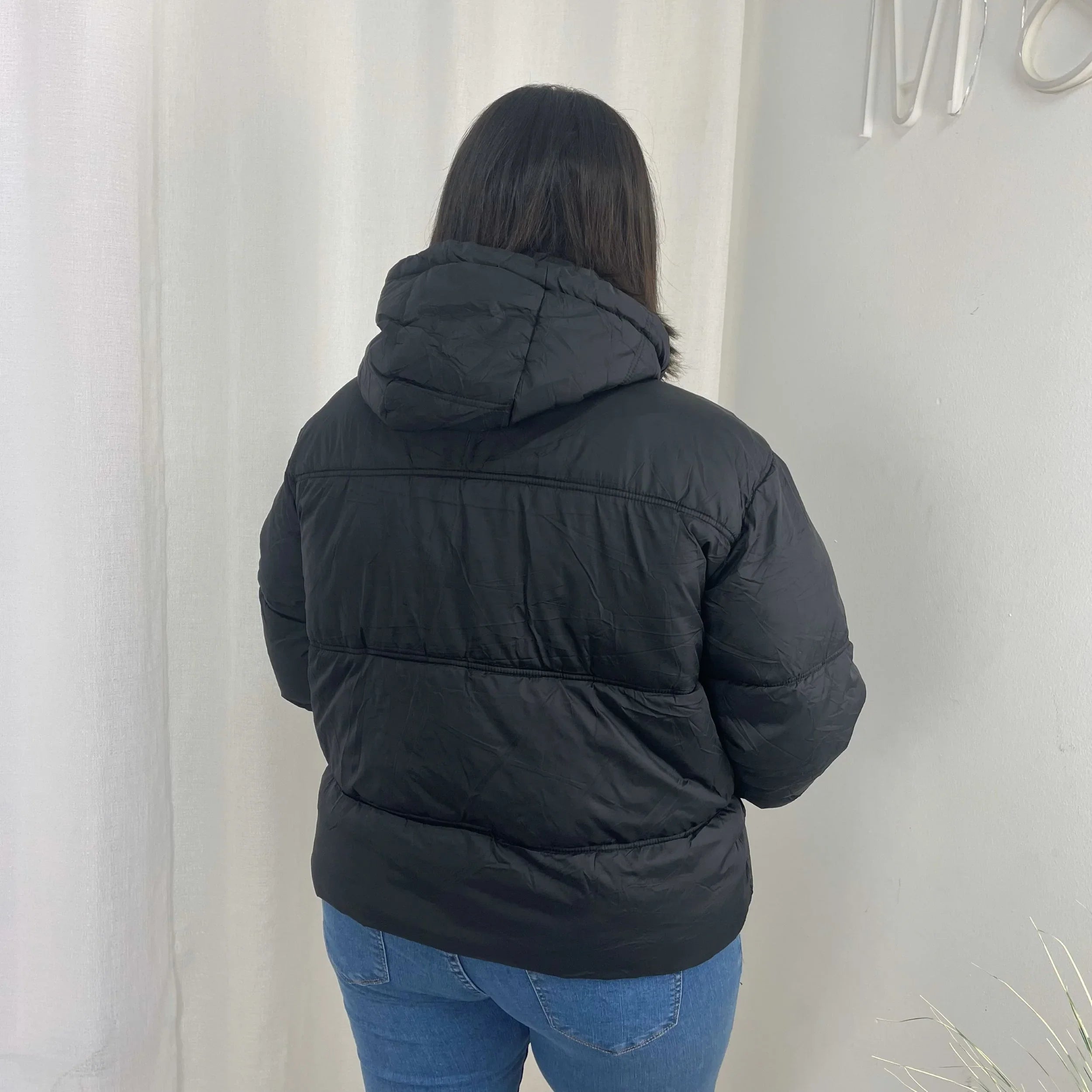 Chaqueta acolchada negra con capucha